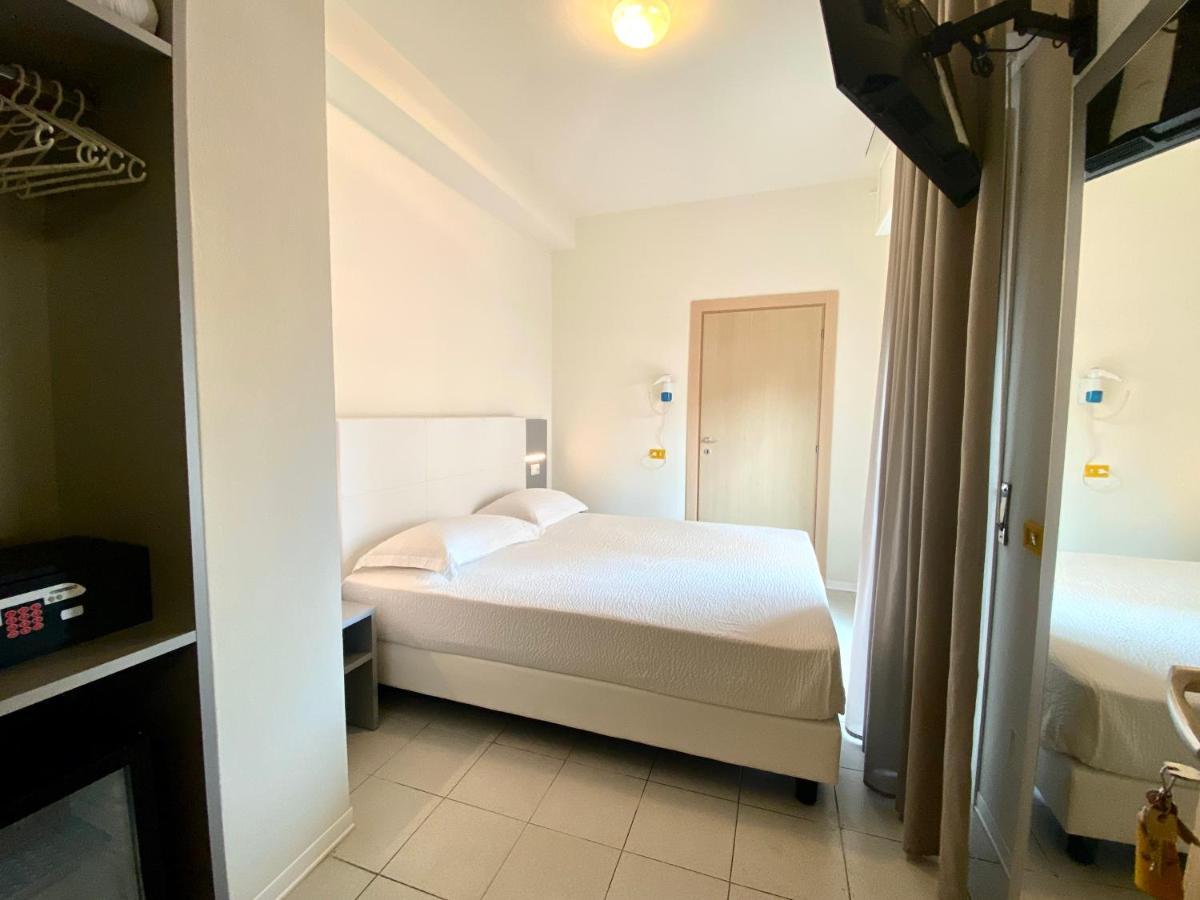 Aron Hotel Rimini Bagian luar foto