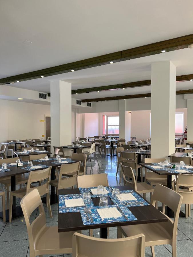 Aron Hotel Rimini Bagian luar foto
