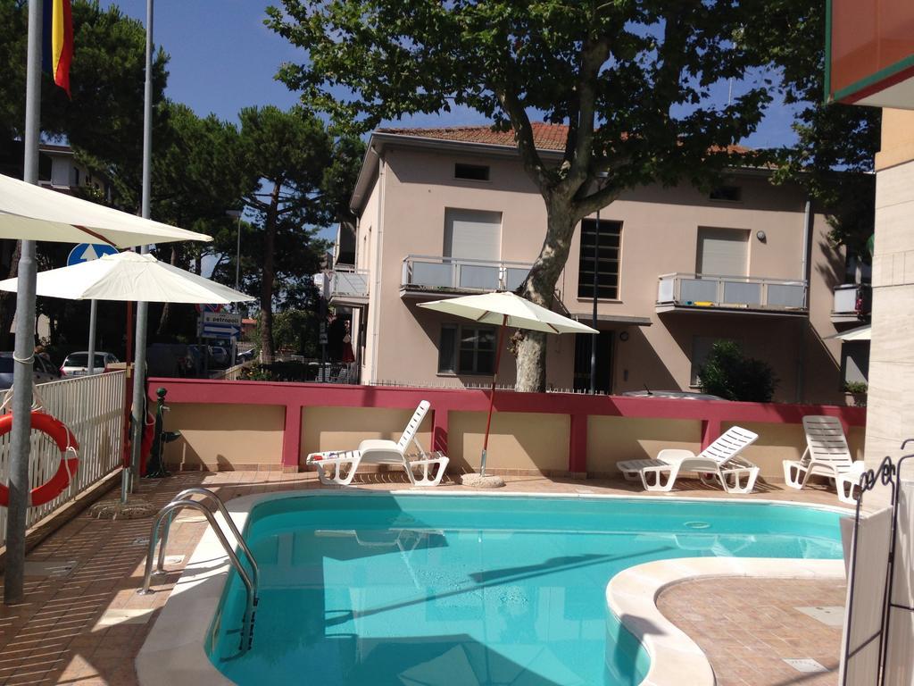 Aron Hotel Rimini Bagian luar foto