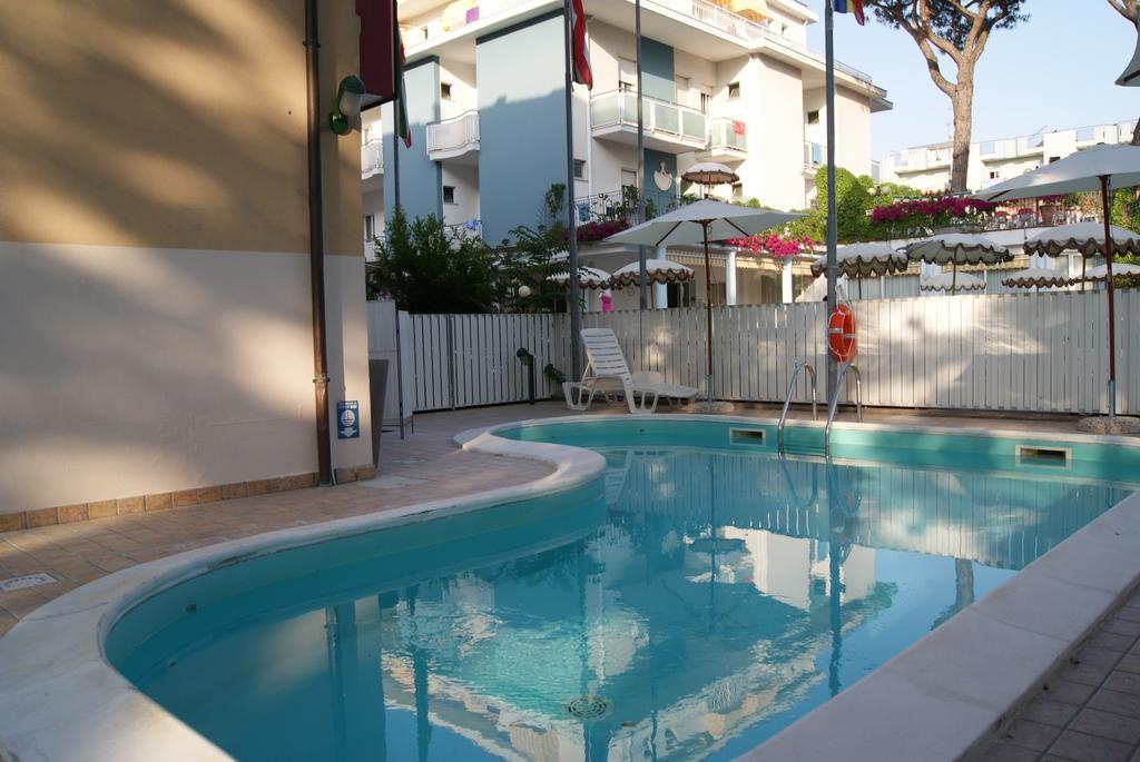 Aron Hotel Rimini Bagian luar foto