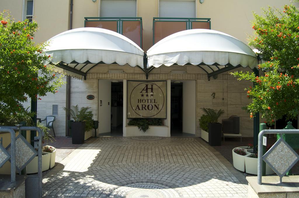 Aron Hotel Rimini Bagian luar foto