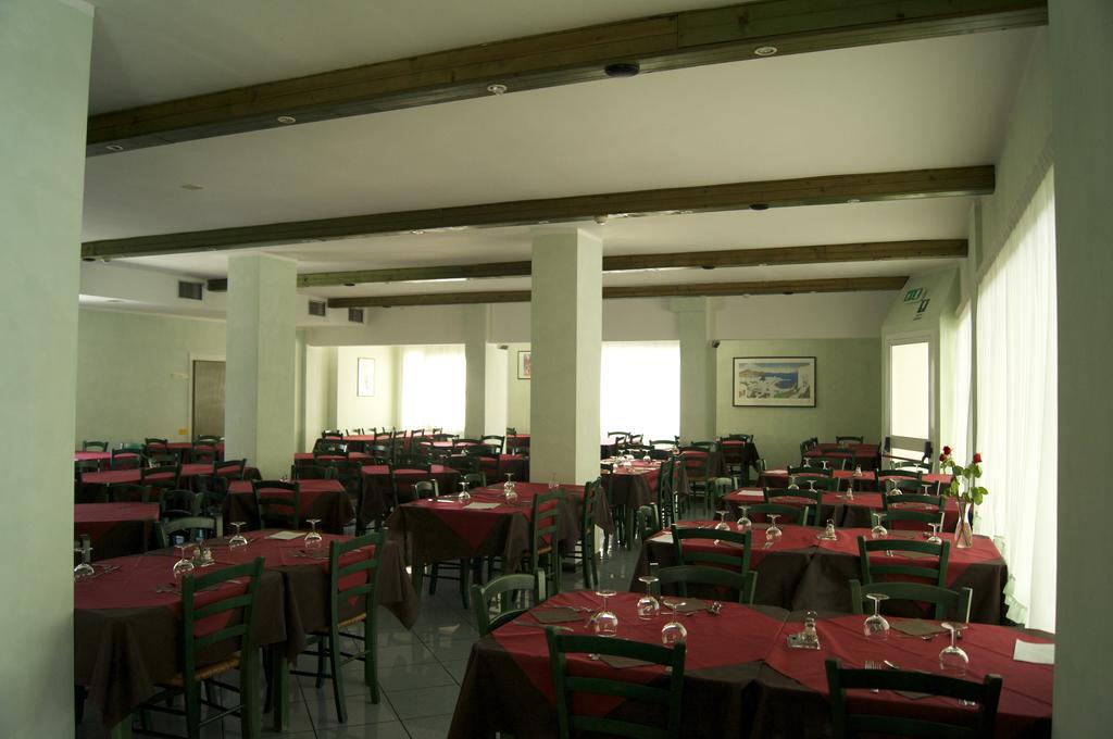 Aron Hotel Rimini Bagian luar foto